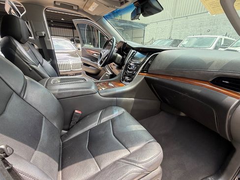 Used 2019 Cadillac Escalade Premium Luxury AWD/4WD image 16