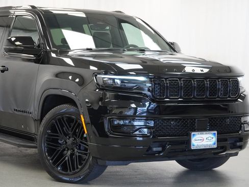 Used 2024 Jeep Wagoneer L Series II AWD/4WD image 10