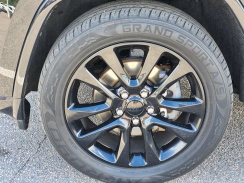 Used 2018 Jeep Grand Cherokee Altitude AWD/4WD image 10