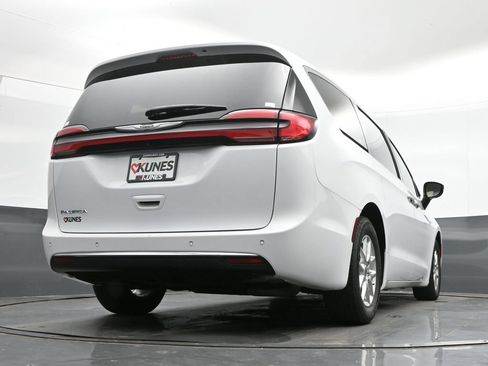 Used 2024 Chrysler Pacifica Touring-L FWD image 39
