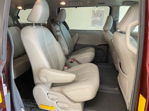 Used 2013 Toyota Sienna XLE image 15