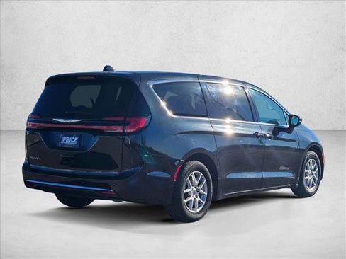 Used 2023 Chrysler Pacifica Touring-L image 5