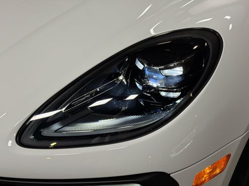 Certified 2026 Porsche Macan AWD/4WD image 10