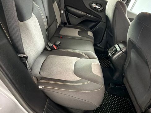 Used 2014 Jeep Cherokee Latitude w/ Comfort/Convenience Group AWD/4WD image 19