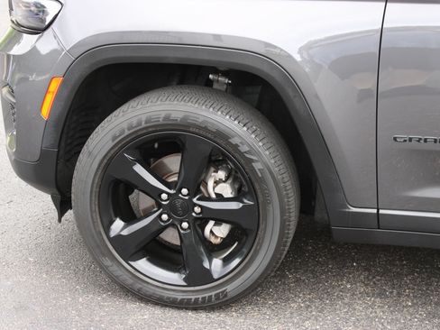 Used 2023 Jeep Grand Cherokee Altitude AWD/4WD image 11