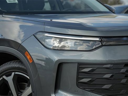 New 2025 Volkswagen Tiguan SE image 3