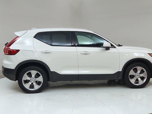 Used 2020 Volvo XC40 T4 Momentum FWD image 8