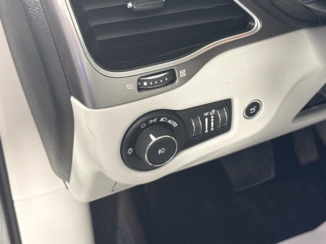 Used 2019 Jeep Cherokee Limited w/ Luxury Group AWD/4WD image 18