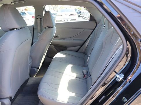 Used 2021 Hyundai Elantra SE image 29