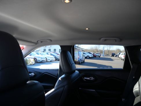 Used 2019 Jeep Cherokee Latitude Plus w/ Cold Weather Group image 22