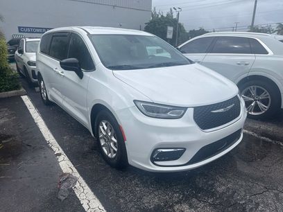 Used 2025 Chrysler Pacifica Select