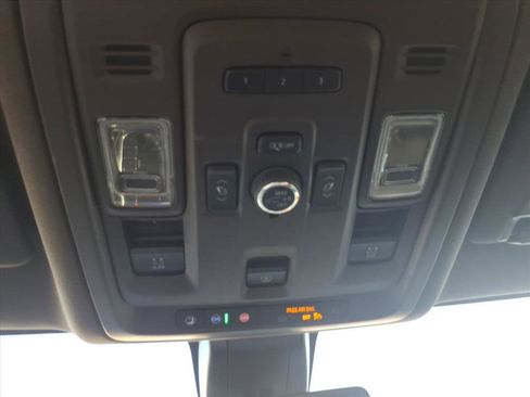 Used 2022 GMC Yukon SLT w/ SLT Premium Package image 24