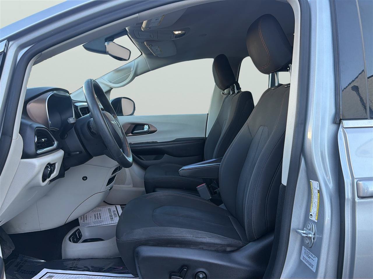 Used 2017 Chrysler Pacifica Touring FWD image 11