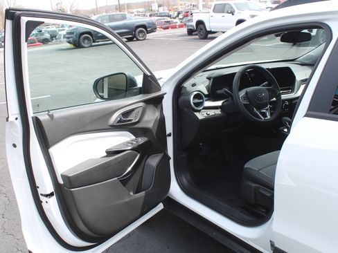 New 2026 Chevrolet Trax LT image 8