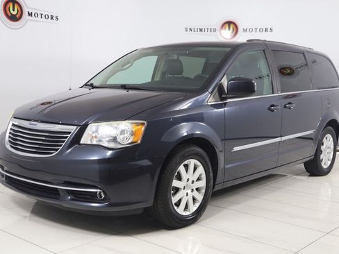 Used 2013 Chrysler Town & Country Touring FWD image 5
