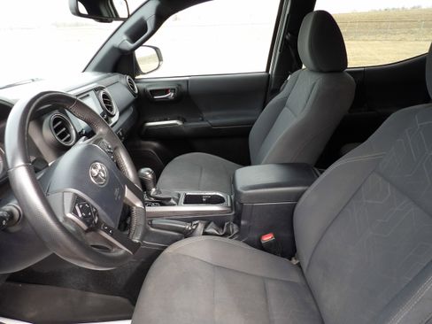 Used 2017 Toyota Tacoma TRD Sport w/ Tow Package image 12