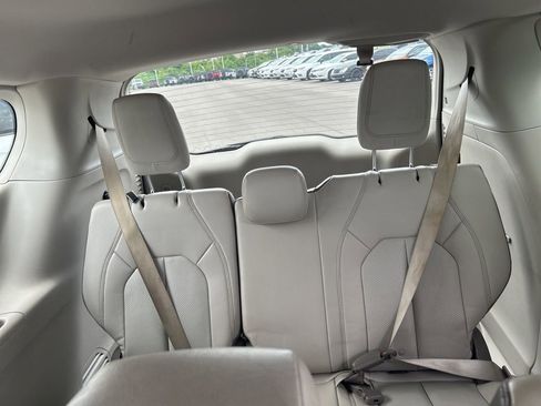 Used 2017 Chrysler Pacifica Touring-L Plus w/ Advanced Safetytec Group FWD image 19