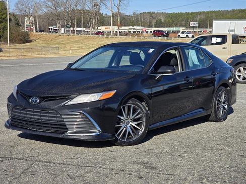 Used 2022 Toyota Camry XLE image 2