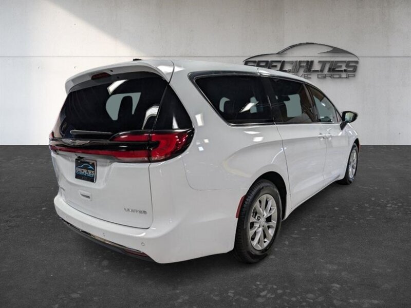 Used 2026 Chrysler Pacifica Limited FWD image 10