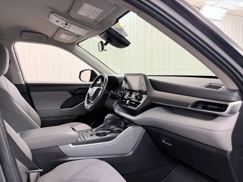 Used 2022 Toyota Highlander LE AWD/4WD image 36