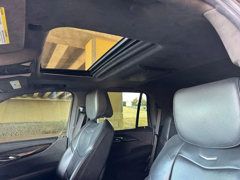 Used 2019 Cadillac Escalade Platinum image 18