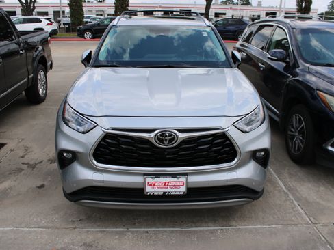 Used 2023 Toyota Highlander Platinum FWD image 3