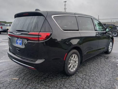 New 2026 Chrysler Pacifica Select image 3