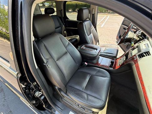 Used 2010 Cadillac Escalade Luxury AWD/4WD image 18