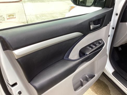 Used 2019 Toyota Highlander XLE FWD image 17