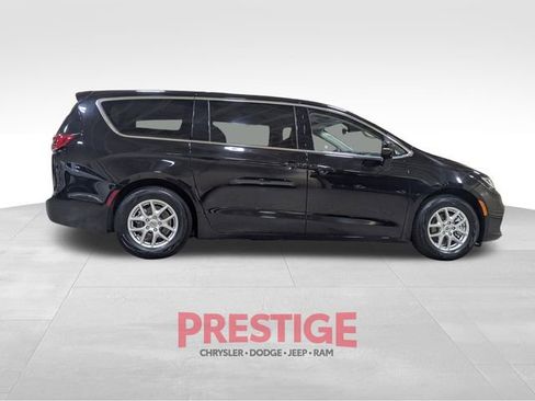 Used 2024 Chrysler Pacifica Touring-L image 5