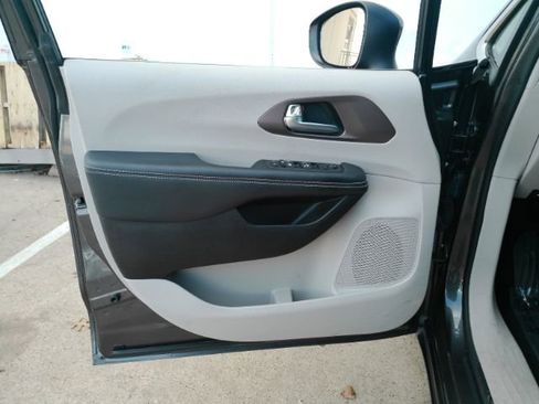 Used 2023 Chrysler Voyager LX image 13