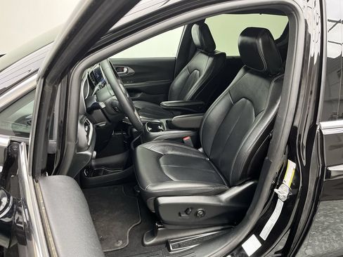 Used 2025 Chrysler Pacifica Select FWD image 9