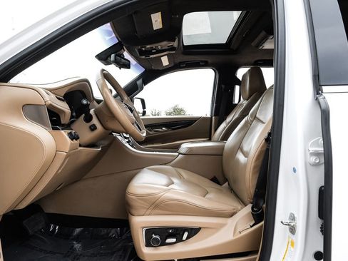 Used 2019 Cadillac Escalade Platinum AWD/4WD image 3