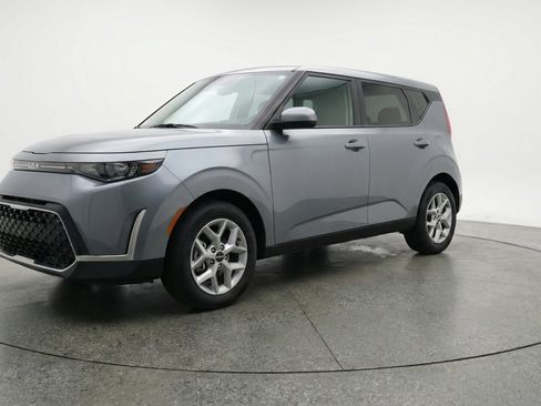 Used 2025 Kia Soul LX w/ LX Technology Package image 3