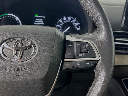 Used 2023 Toyota Sienna XLE FWD image 19