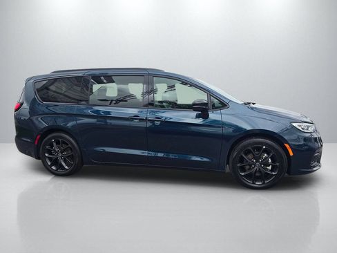 Used 2025 Chrysler Pacifica Limited FWD image 4