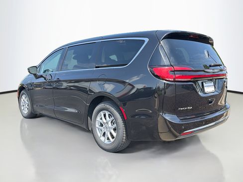 Used 2023 Chrysler Pacifica Touring-L FWD image 13