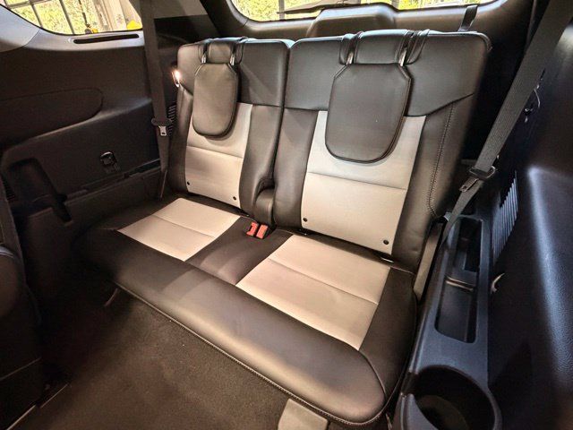 Used 2024 Ford Explorer XLT w/ XLT Sport Appearance Package AWD/4WD image 17