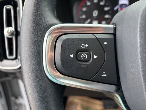 Used 2020 Volvo XC40 T5 Momentum w/ Protection Package Premier image 25