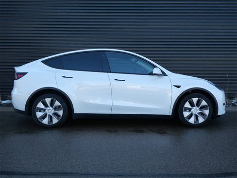 Used 2022 Tesla Model Y Long Range image 27