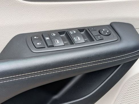 Certified 2024 Chrysler Pacifica Touring-L image 15