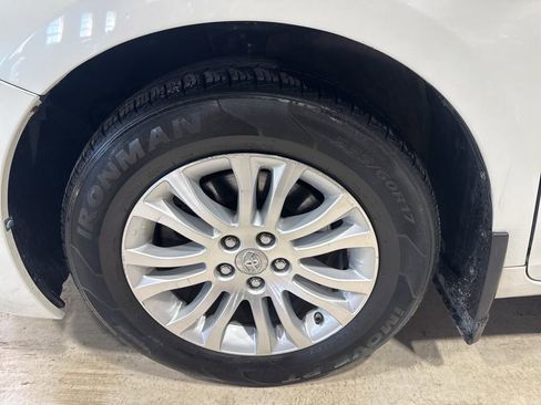 Used 2017 Toyota Sienna XLE Premium FWD image 2