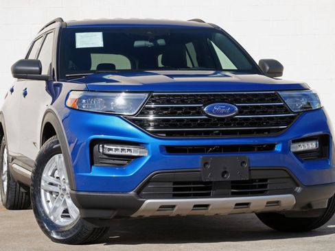Used 2020 Ford Explorer XLT w/ Equipment Group 202A RWD image 2
