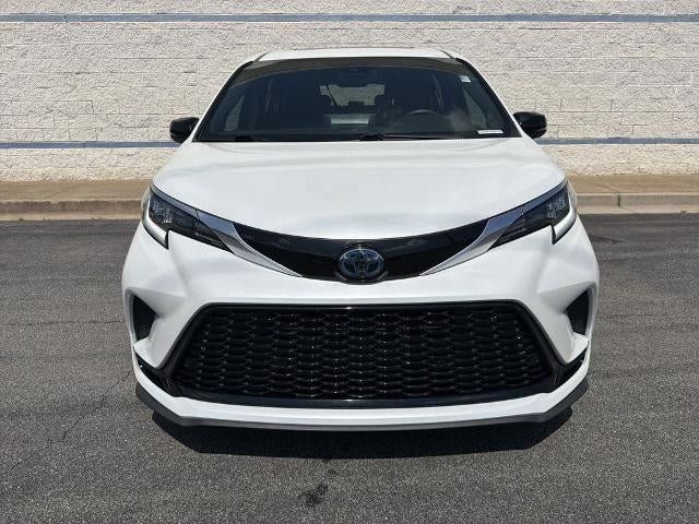 Used 2023 Toyota Sienna XSE AWD/4WD image 2