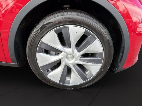 Used 2022 Tesla Model Y Long Range image 24