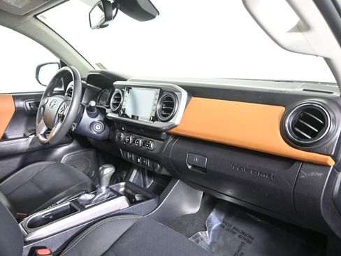 Used 2020 Toyota Tacoma SR5 AWD/4WD image 15