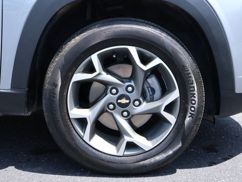 Used 2025 Chevrolet Trax LT FWD image 19