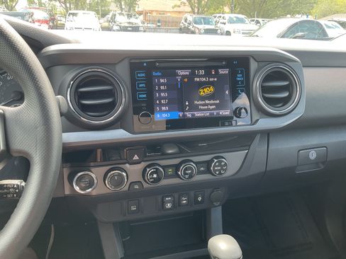 Used 2018 Toyota Tacoma TRD Off-Road AWD/4WD image 11