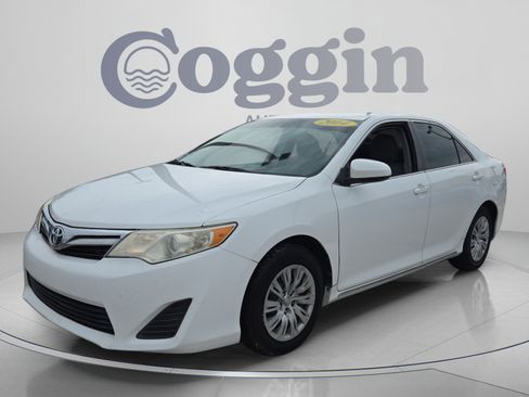 Used 2014 Toyota Camry LE FWD image 1