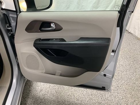 Used 2023 Chrysler Voyager LX image 19